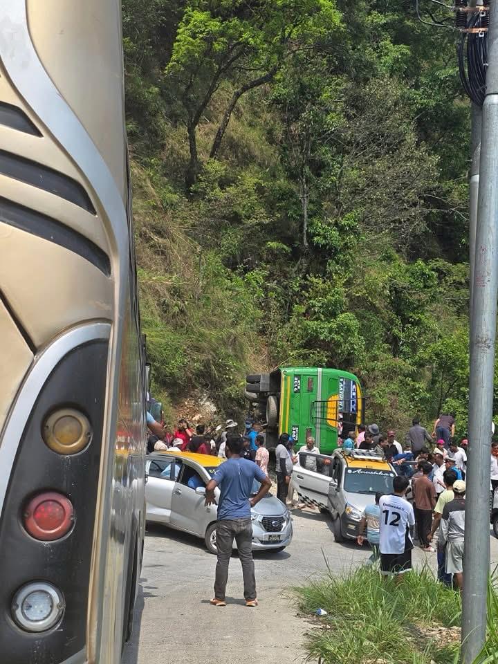 पोखरामा नगरबस दुर्घटना, २२ जना घाइते – ४ जनाको अवस्था गम्भीर